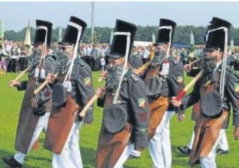 Farbtupfer im Grün der Uniformen - die Barnstorfer Pioniere